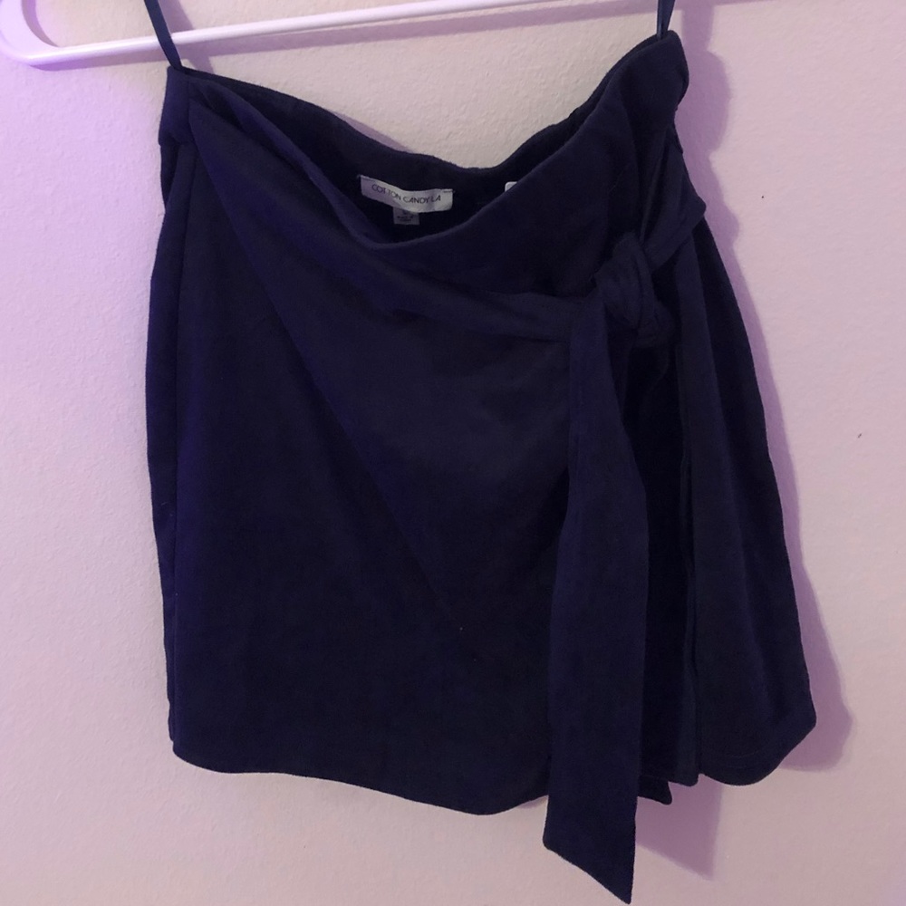 Side tie-up skirt.